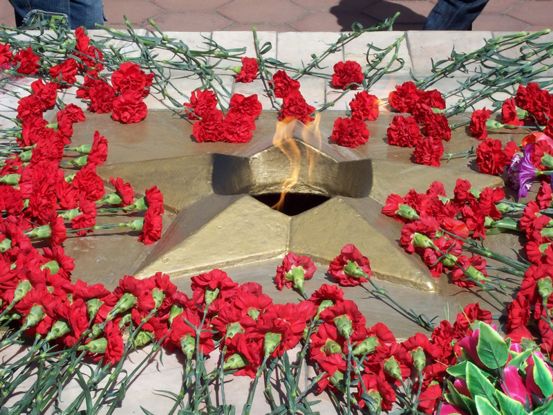Вечный огонь зажжен в память о заводчанах,  погибших на фронтах Великой Отечественной войны